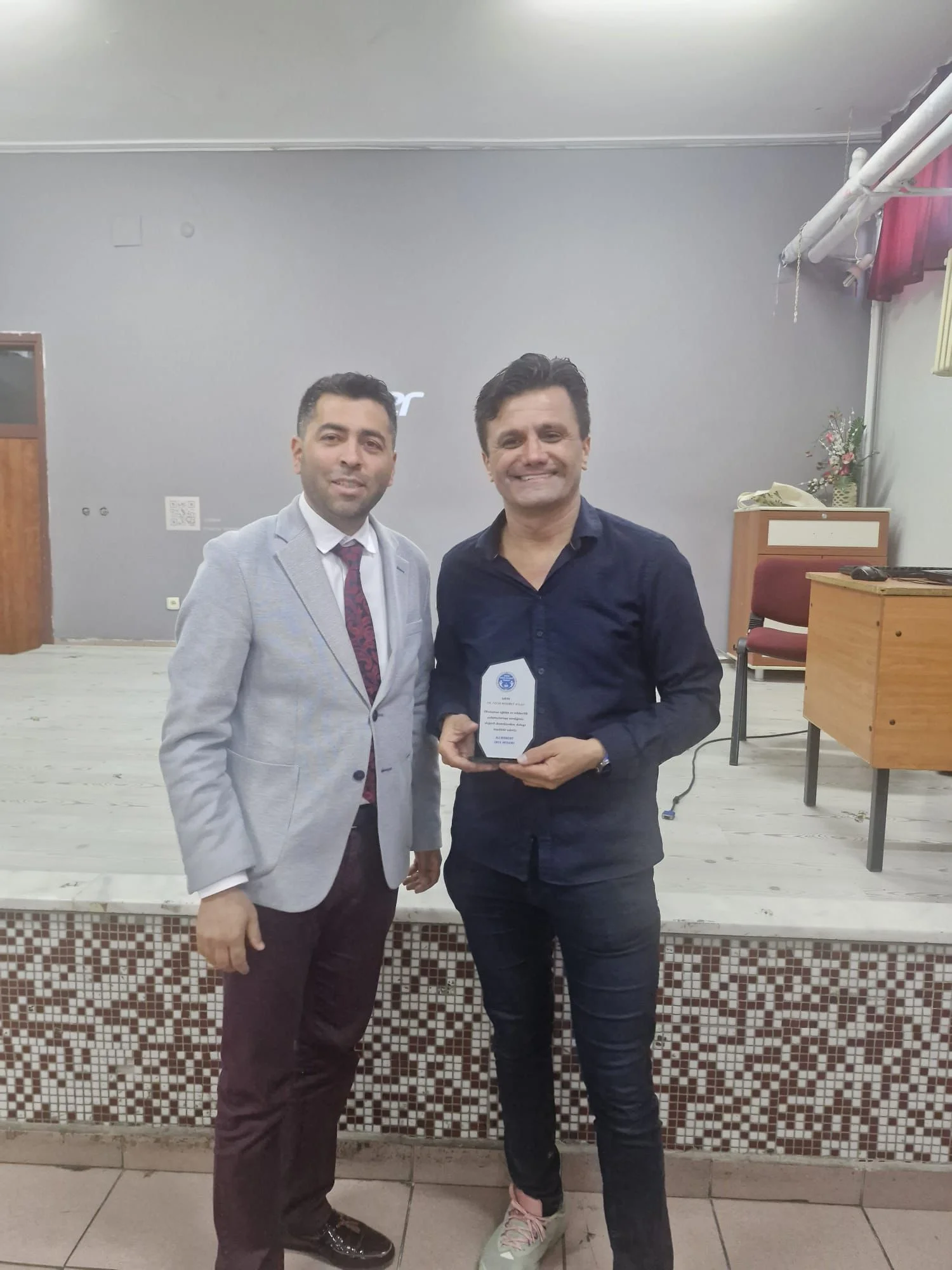 Bölüm öğretim üyelerimizden Dr. Fatih Mehmet ASLAN, Kanuni Sultan Süleyman İlkokulu öğretmenlerine yönelik “Oyunca Dili Keşif Süreci” “Oyunun İyileştirici Gücü” atölye çalışması gerçekleştirmiştir.